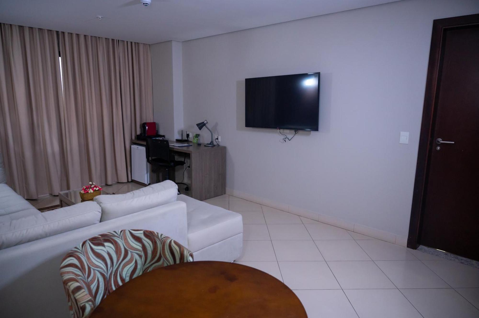 Hotel Inter Cuiaba Экстерьер фото A living room with a television set