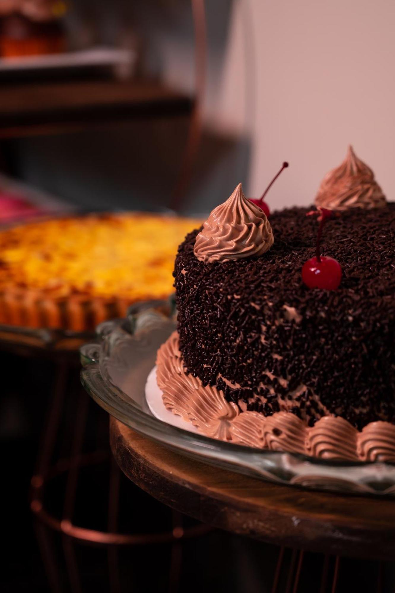 Hotel Inter Cuiaba Экстерьер фото A chocolate cake