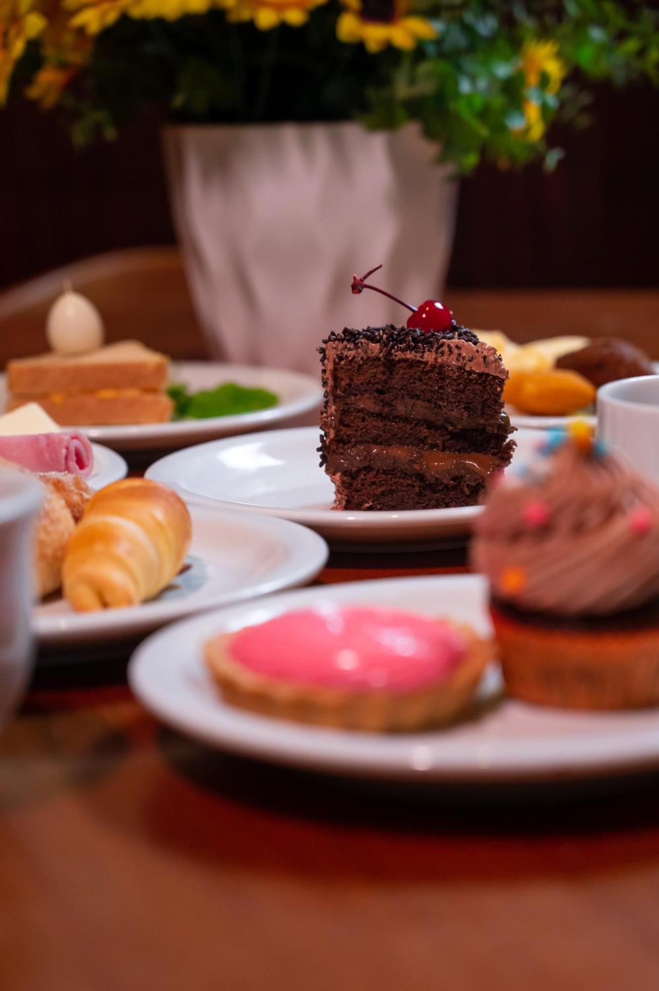 Hotel Inter Cuiaba Экстерьер фото A selection of cakes