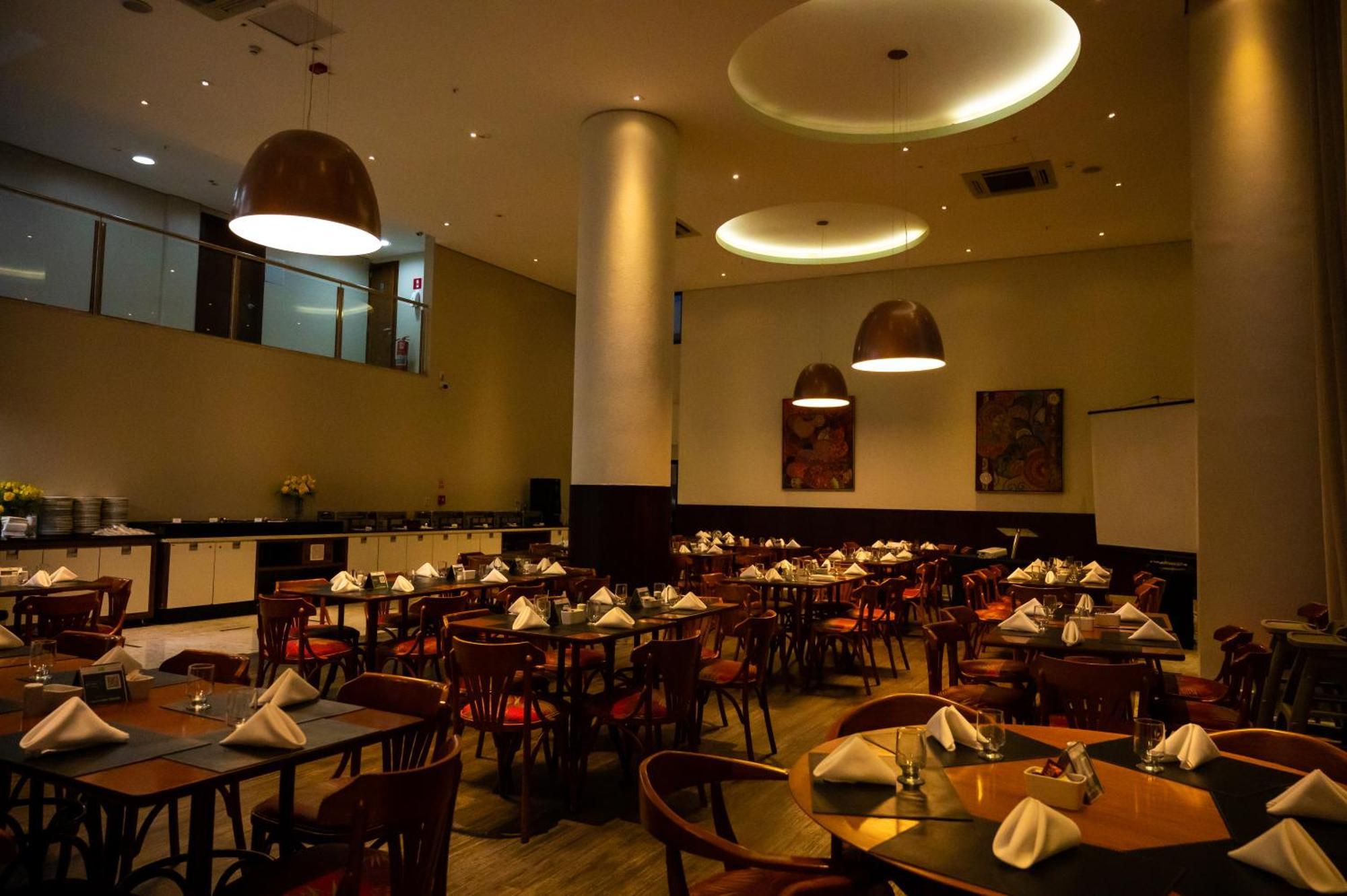 Hotel Inter Cuiaba Экстерьер фото The interior of the restaurant